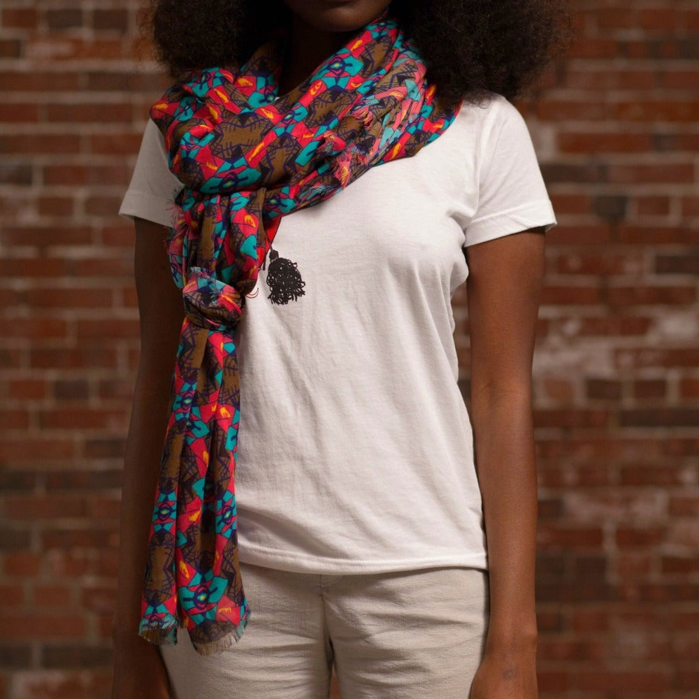 Djenné Foudre Rose Cashmere Blend Scarf on model with white t-shirt